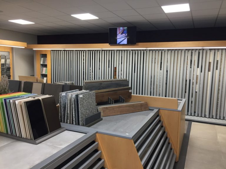 Tegelopstellingen in de showroom van Van Wezel Tegelwerken