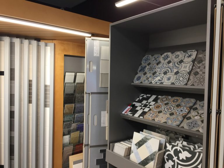 Wandtegels uitgestald in de showroom